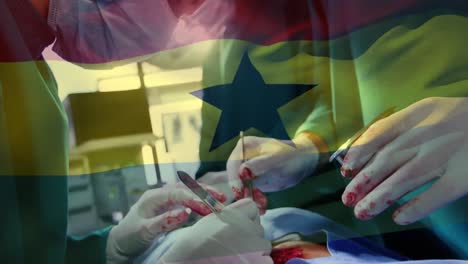 Animation-Der-Flagge-Von-Ghana,-Die-über-Chirurgen-Im-Operationssaal-Weht