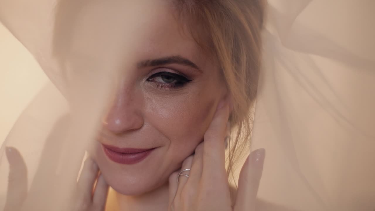 bella sposa con un velo bianco che sorride