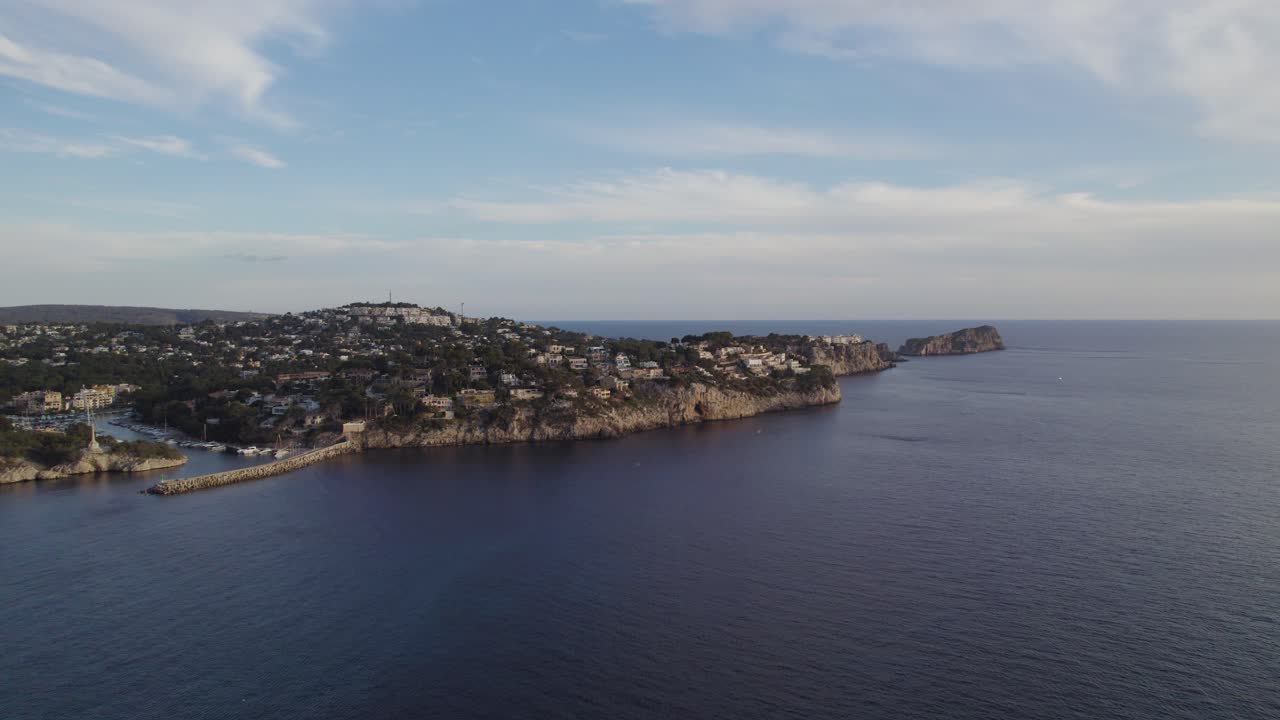 vista lejana de la isla de malgrats y la costa mediterránea al anochecer en mallorca, españa