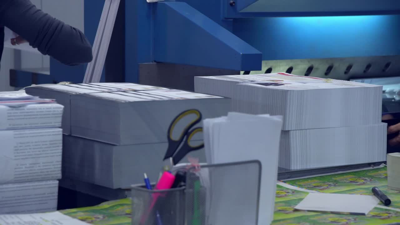 인쇄소에서 일하는 사람들