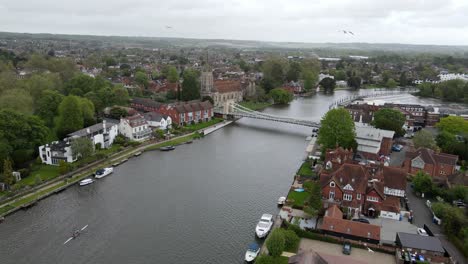 Ciudad-De-Marlow-Buckinghamshire-En-El-Río-Támesis-Reino-Unido-Imágenes-Aéreas-4k