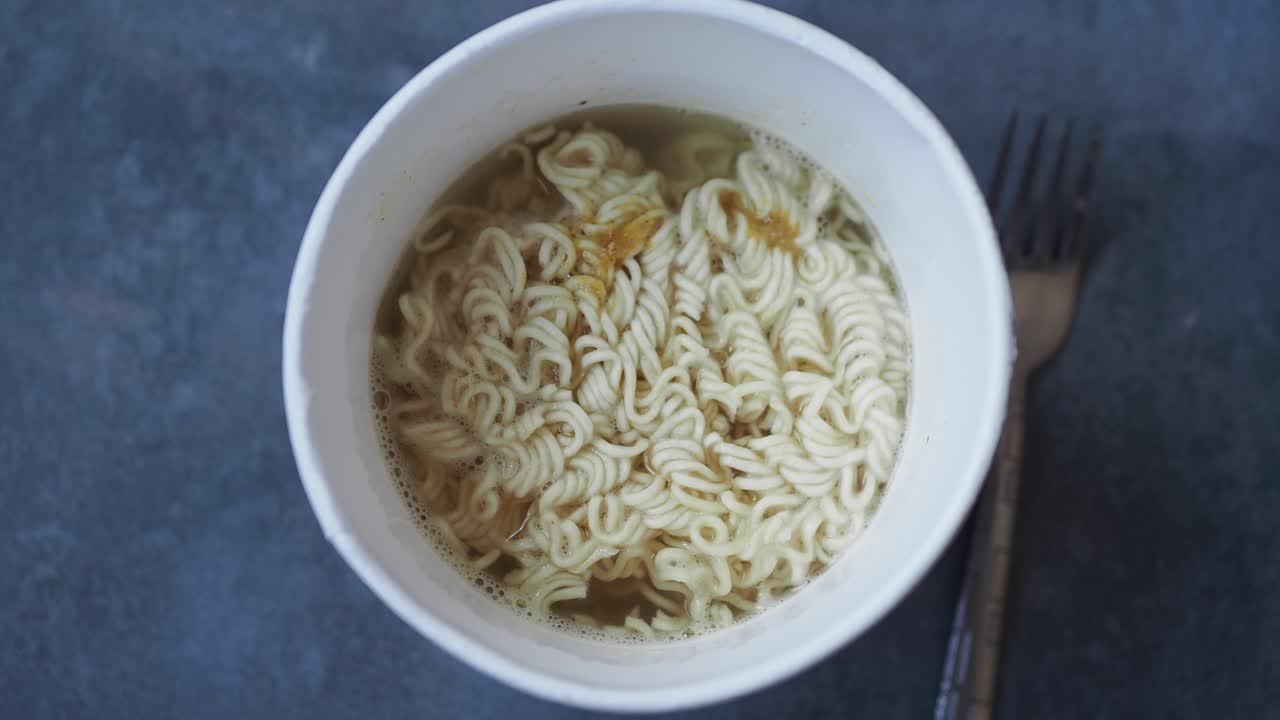 Tazza vuota di noodles istantanei