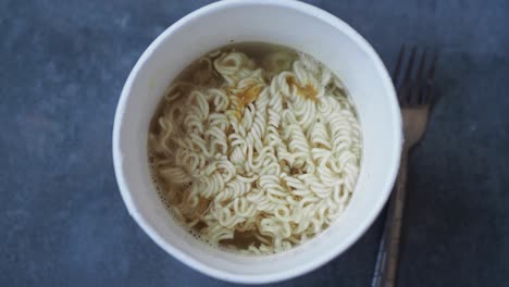 una taza vacía de fideos instantáneos