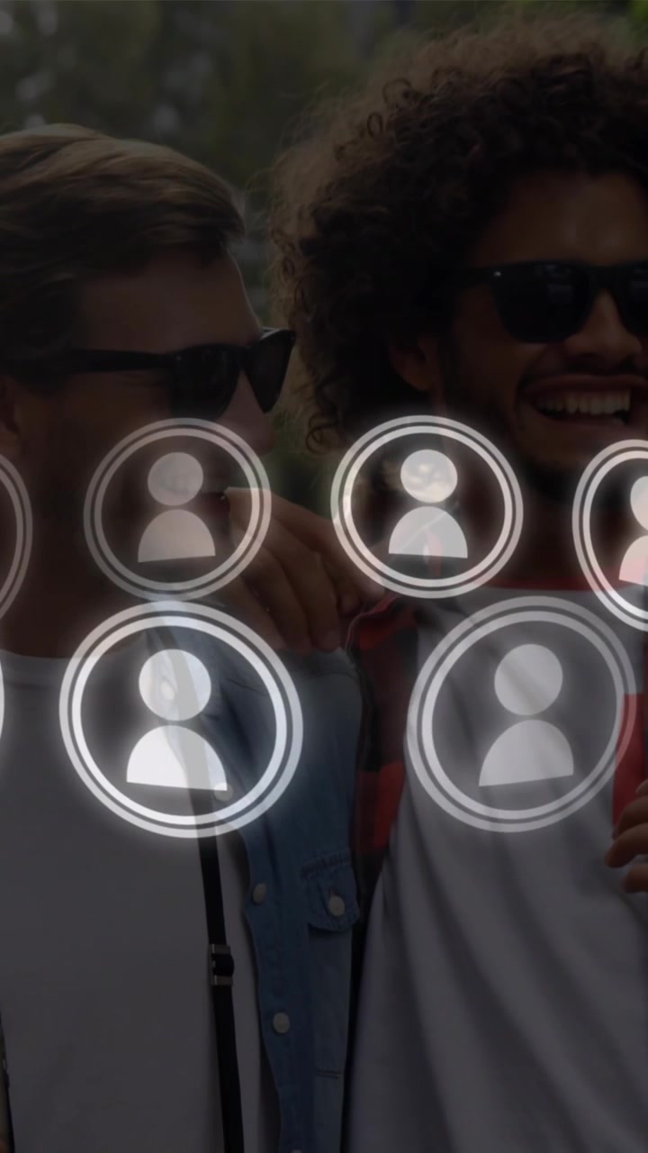 Animación de icono de perfil giratorio en círculos sobre amigos diversos tomándose una selfie.