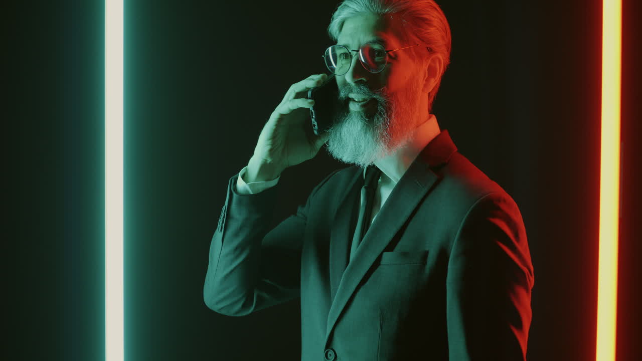 Forretningsmann i telefonsamtale i neonlys