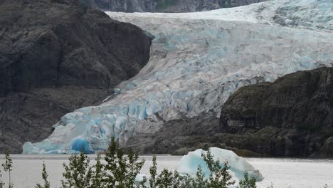 el glaciar y el lago mendenhall, como se ve desde el punto de vista del centro de visitantes, alaska