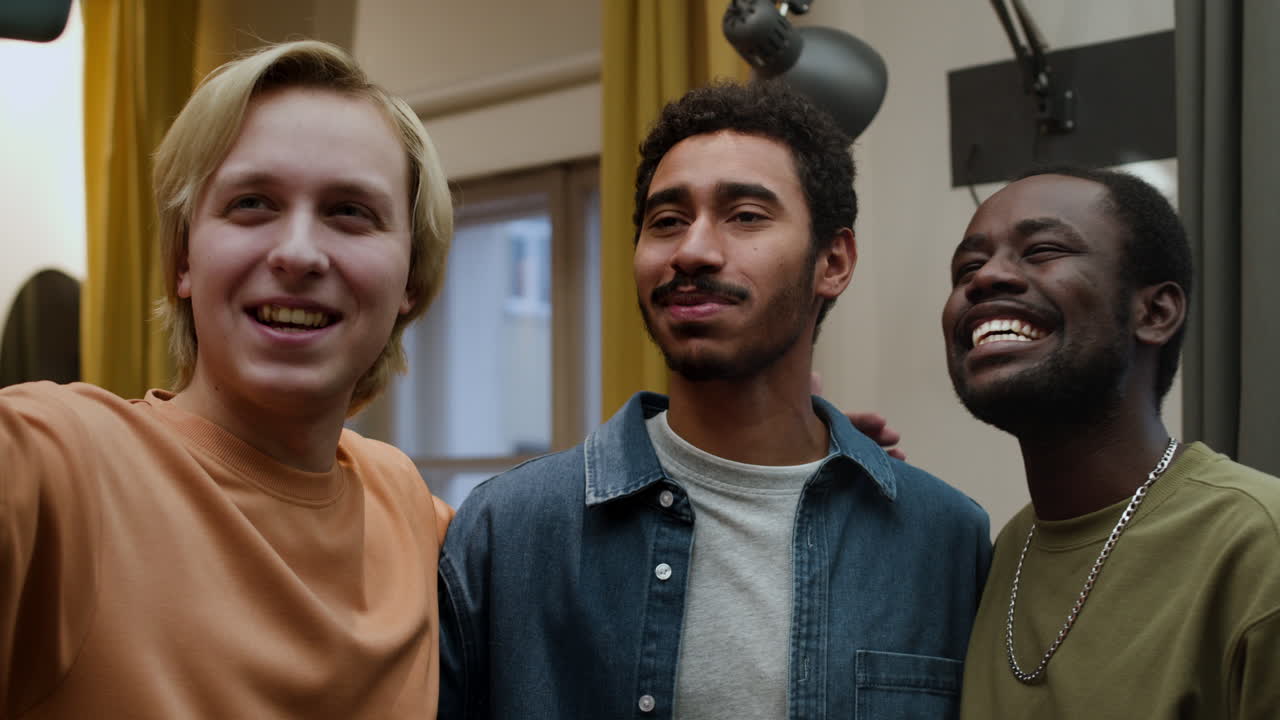 셀피 사진 을 찍기 위해 포즈 를 취 하는 남자 들