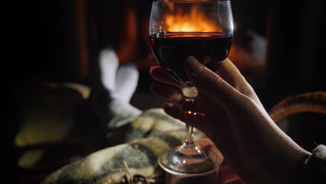 Wintereinsamkeit---Bei-Einem-Glas-Wein-Am-Kamin-Sitzen-Und-Die-Brennende-Flamme-Bewundern