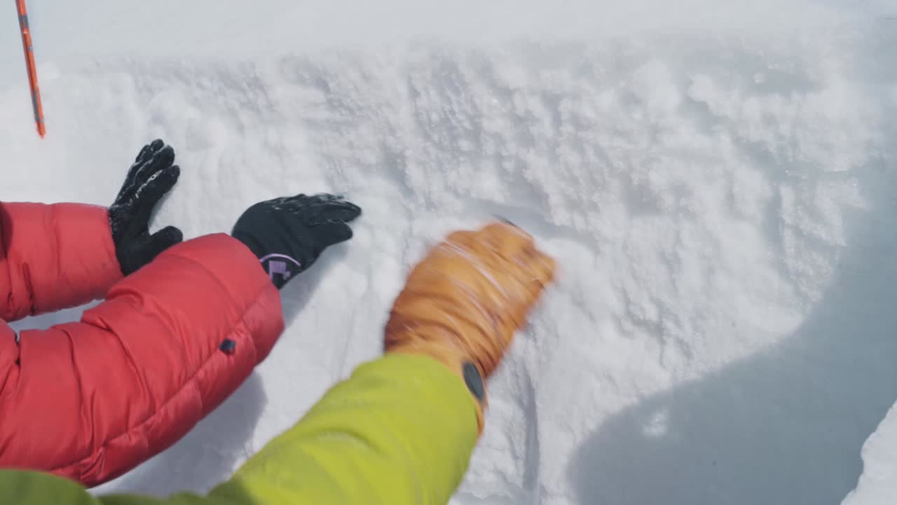 눈사태 위험에 대한 눈 레이어 프로필을 확인하는 스키어, 뷰를 닫습니다.