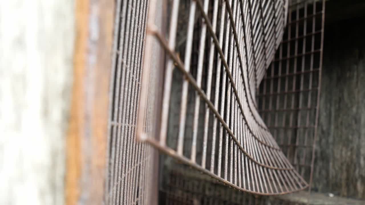 envejecido vintage entablonado de madera desgastada y soportes de acero oxidado dolly enfoque superficial a la izquierda