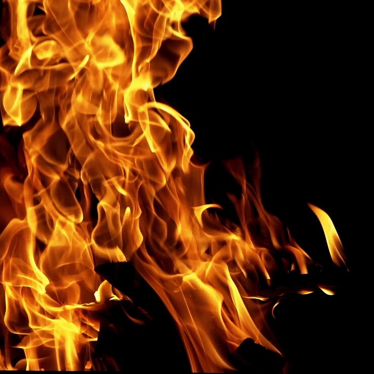 Legna ardente e luminosa in slow motion. Fiamma di fuoco. Falò.
