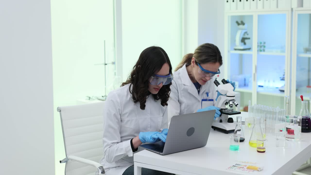 científicos que trabajan en un laboratorio