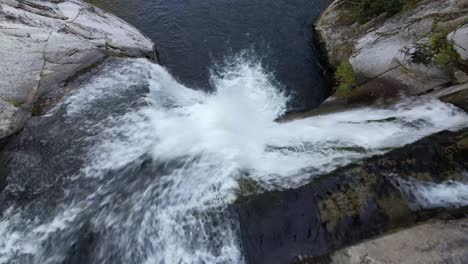 Antena-Dinámica-Sobre-Las-Cataratas-Elk-River-Falls-Cerca-De-Elk-Park-Nc,-Elk-Park-North-Carolina,-Elk-River-Falls-Carolina-Del-Norte