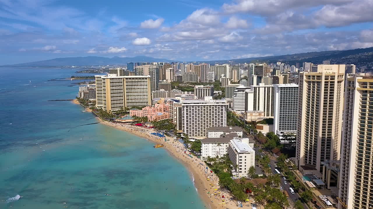 Riprese drone sulla spiaggia di Waikiki e una vista di Honolulu, sull'isola di Oahu, Hawaii.