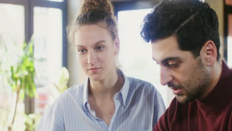 conversación de negocios en un café