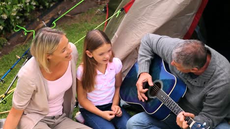 Vater-Spielt-Gitarre,-Frau-Und-Kinder-Singen-Im-Garten