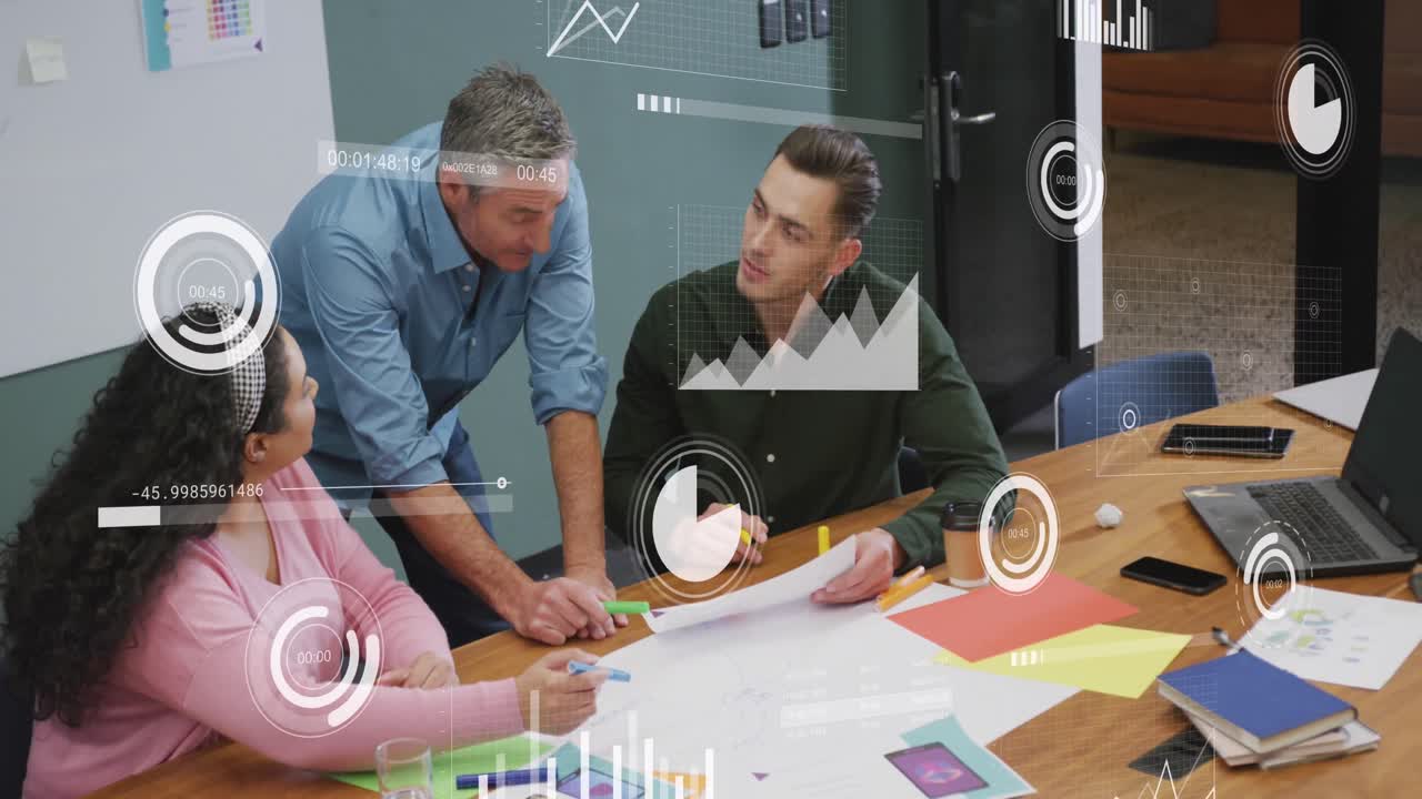 animación del procesamiento de datos financieros sobre diversas personas de negocios en la oficina