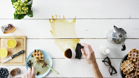 Draufsicht-Mann-Verschüttet-Von-Oben-Kaffee-Auf-Die-Hände-Des-Mobiltelefonversicherungskonzepts---Roter-Epischer-Drache