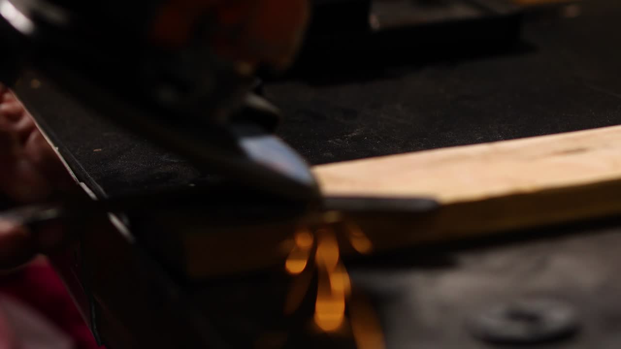 cerrajero de cerca trabaja con la máquina de moler, volar chispas brillantes