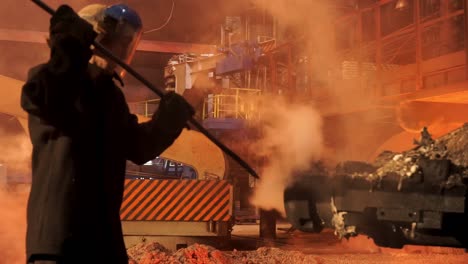 trabajador de una fábrica de acero que maneja metal caliente