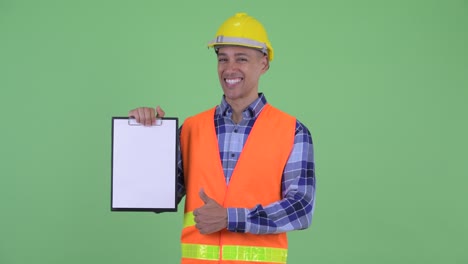 hombre guapo multiétnico trabajador de la construcción