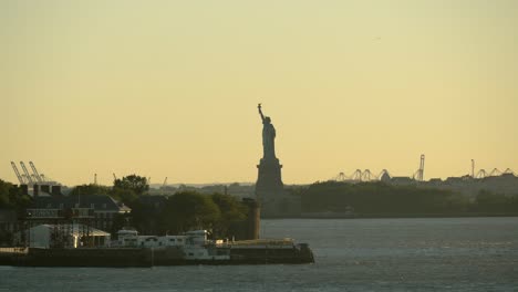 estatua de la libertad al atardecer