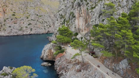 在西班牙馬洛卡島的薩卡洛布拉灣 (sa calobra bay) 拍攝的無人機射擊