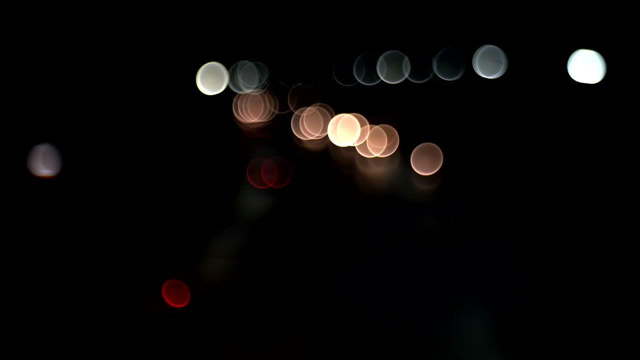 밤에 방 거리에서 교통을 운전하는 불분명하고 흐릿한 자동차, 높은 소음과 아름다운 보케.