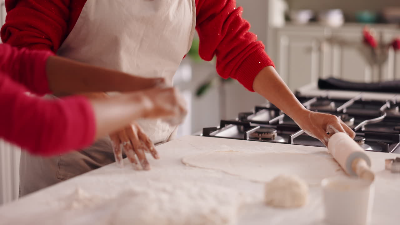 Ibu dan Anak Membuat Kue Bersama