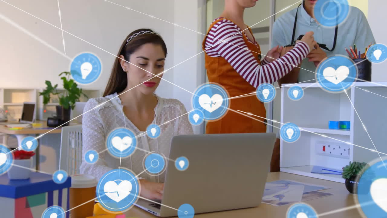 노트북을 사용하는 백인 사업가 여성에 대한 아이콘과의 연결 네트워크의 애니메이션