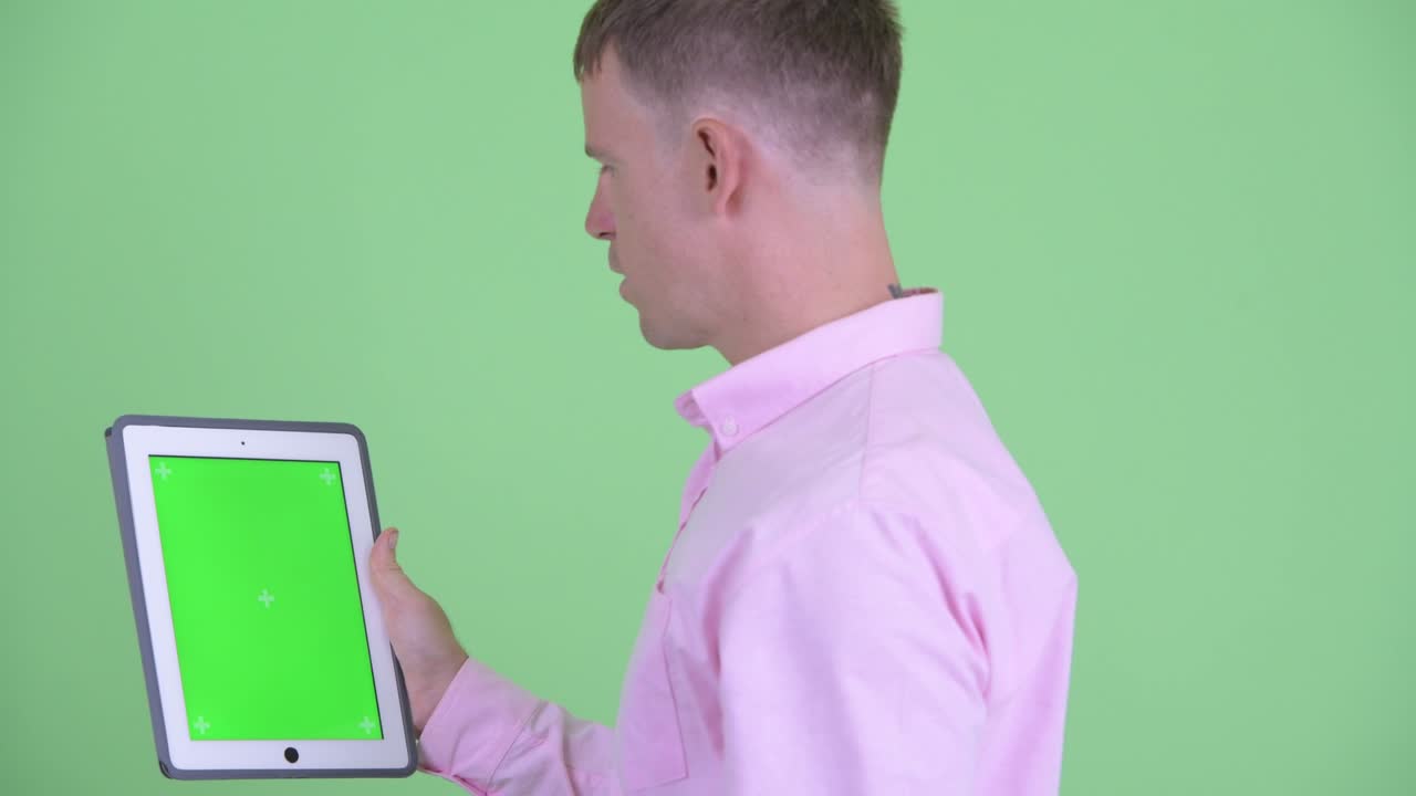 분홍색 셔츠를 입은 사업가 초상화