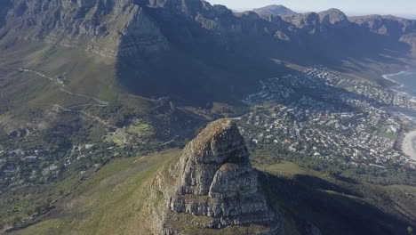 enfoques aéreos altos cabeza de león y bahía de campamentos en ciudad del cabo, za