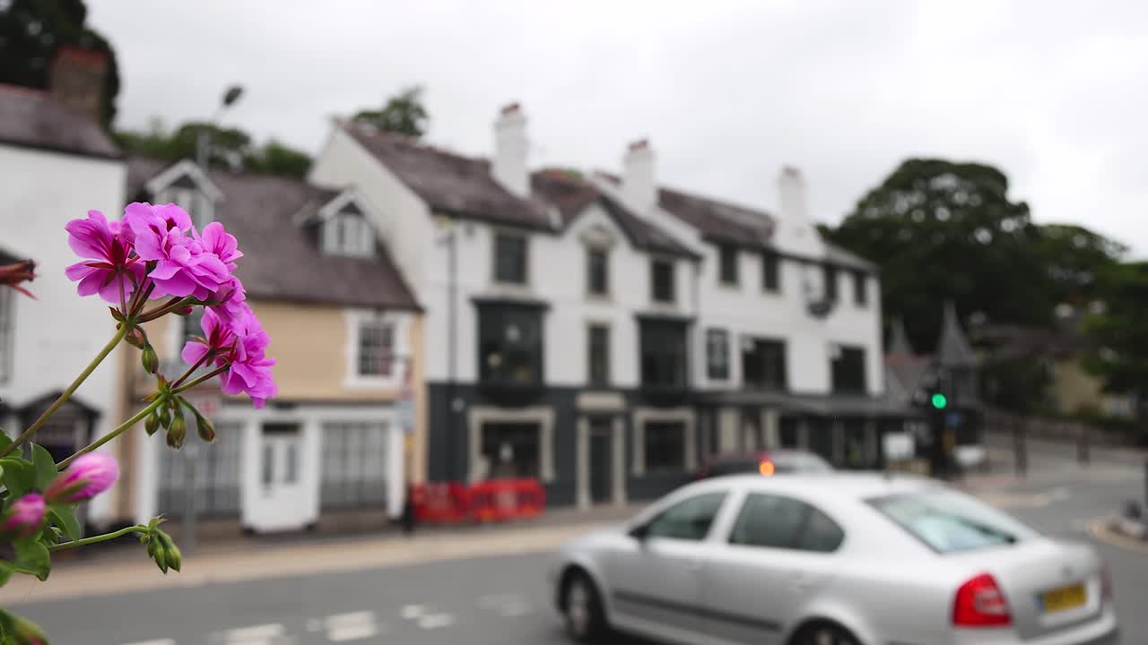 웨일즈의 랑골렌에 있는 자동차와 보행자