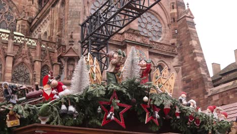 decoraciones festivas en la parte superior de un chalet de compras en un mercado navideño festivo en estrasburgo, francia europa