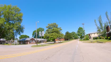 Pov-Conduciendo-A-Través-De-Un-Pequeño-Pueblo-Rural-En-Illinois