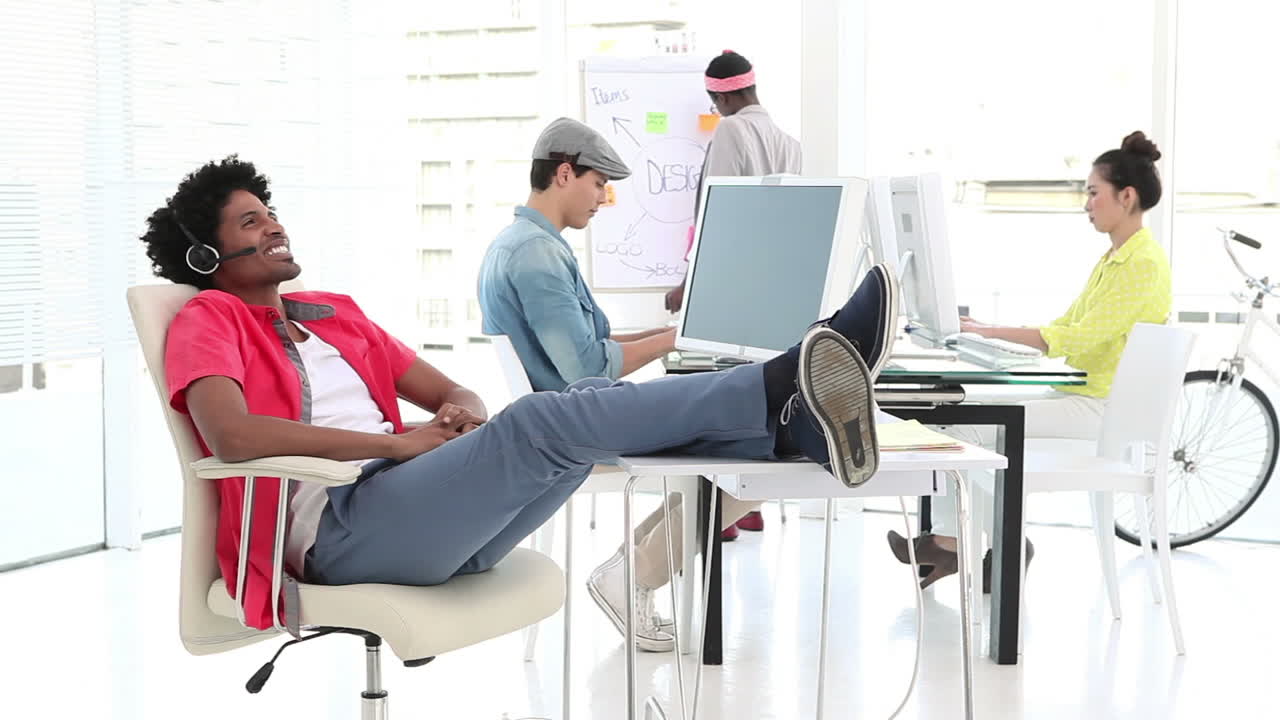 trabajador creativo hablando en auriculares