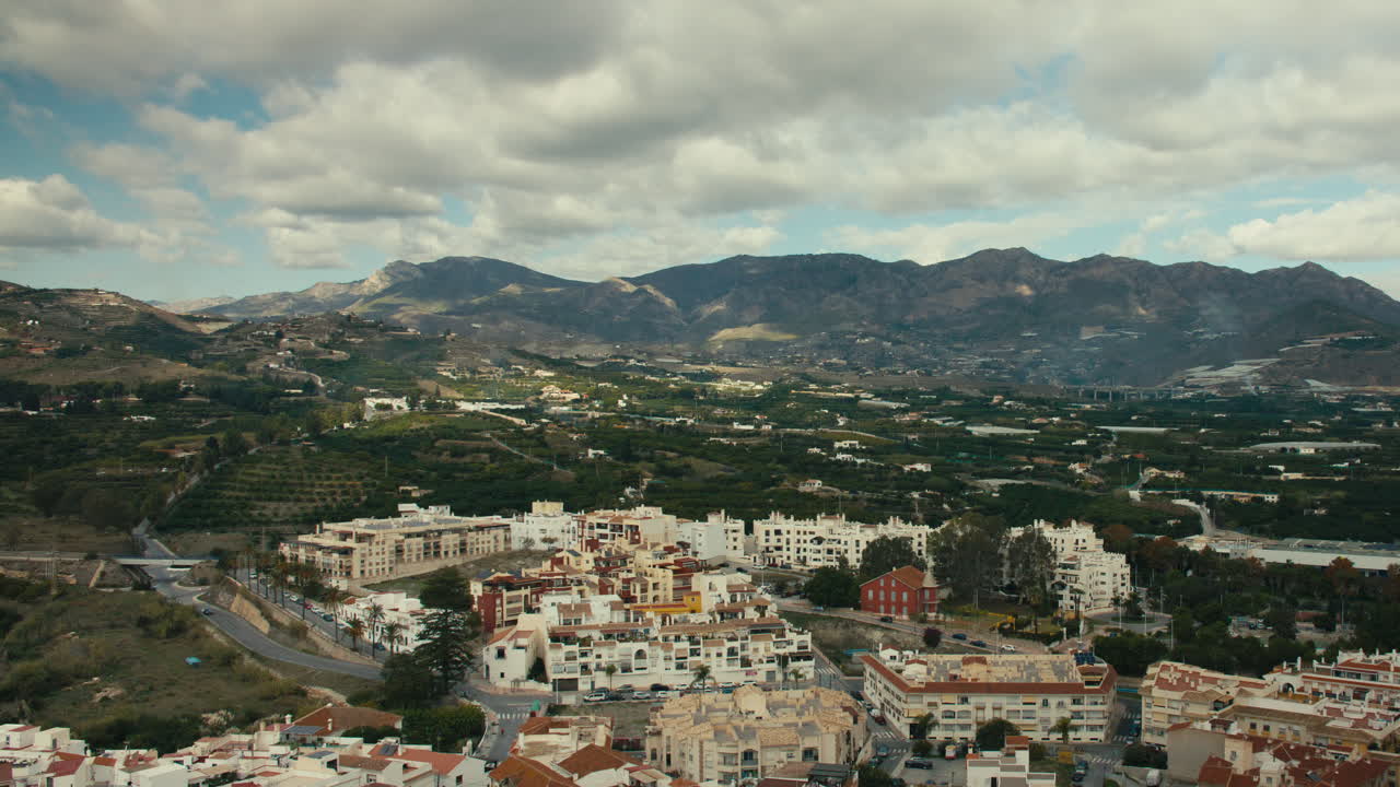 Bred timelapse, der viser bløde skybevægelser og sollys, der passerer hen over marker, bakker og byer under Sierra Nevada-bjergene
