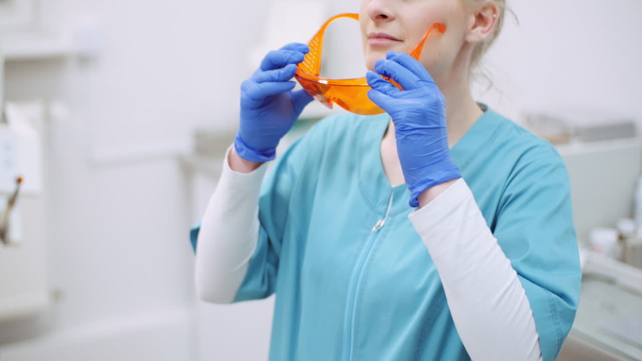 doctora con gafas anti uv en la clínica de salud 1