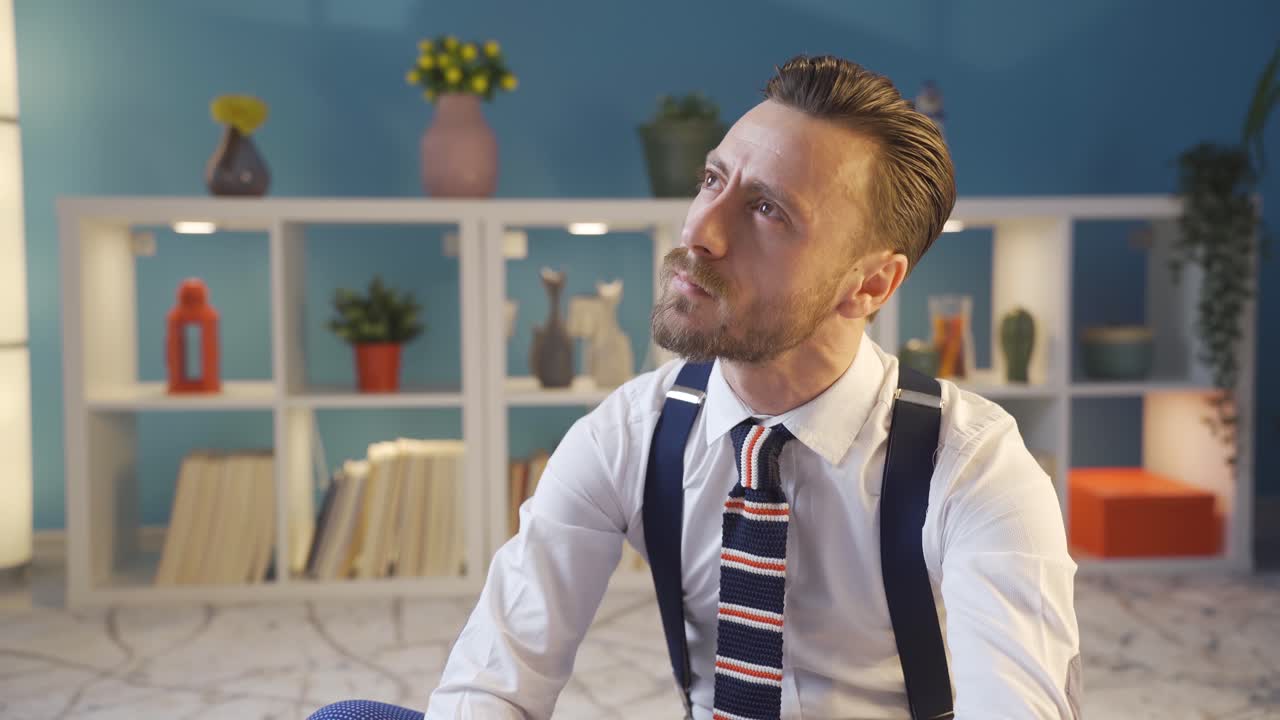 멋진, 잘생긴, 세련된 옷을 입은 남자가 머릿속에서 계획을 상상하고, 아이디어를 생각하고 있습니다.