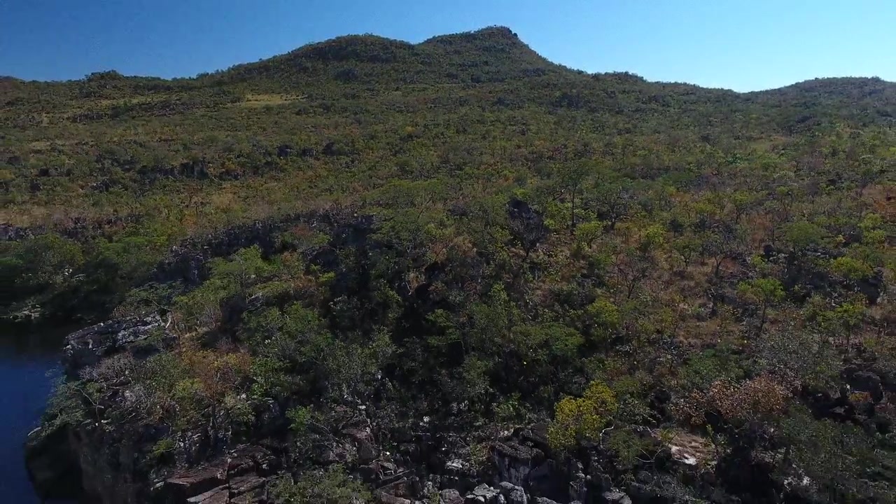 Vista aérea serena sobre a Chapada dos Veadeiros, Alto Paraíso de Goiás, Brasil, capturada por drone.