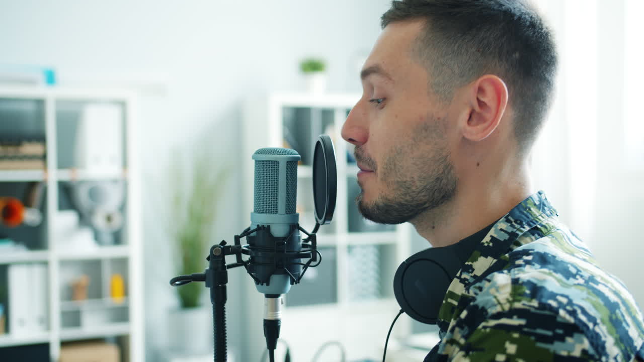 Uomo che registra un podcast o un'intervista
