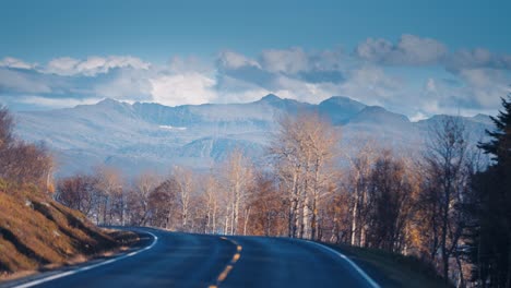 Estrecha-Carretera-De-Dos-Carriles-Que-Serpentea-A-Través-Del-Paisaje-Otoñal