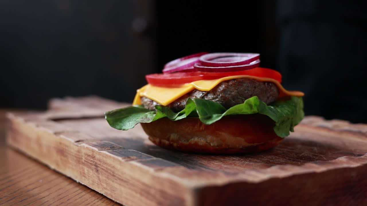 el chef está preparando una deliciosa hamburguesa.