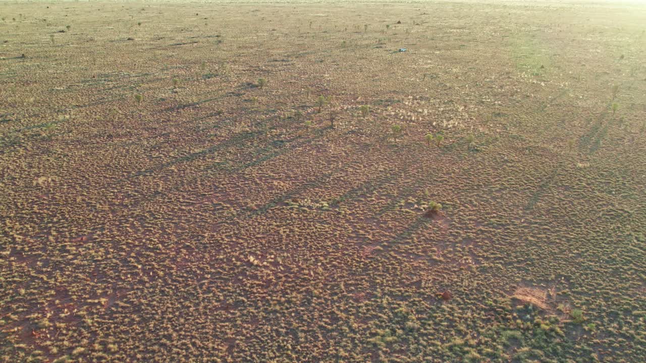 두 대의 자동차와 사람 설정의 항공 영상