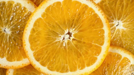 las rebanadas de naranja madura giran lentamente.