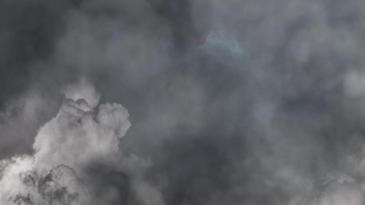 어두운 하늘에서 폭풍과 천둥 폭풍 4k