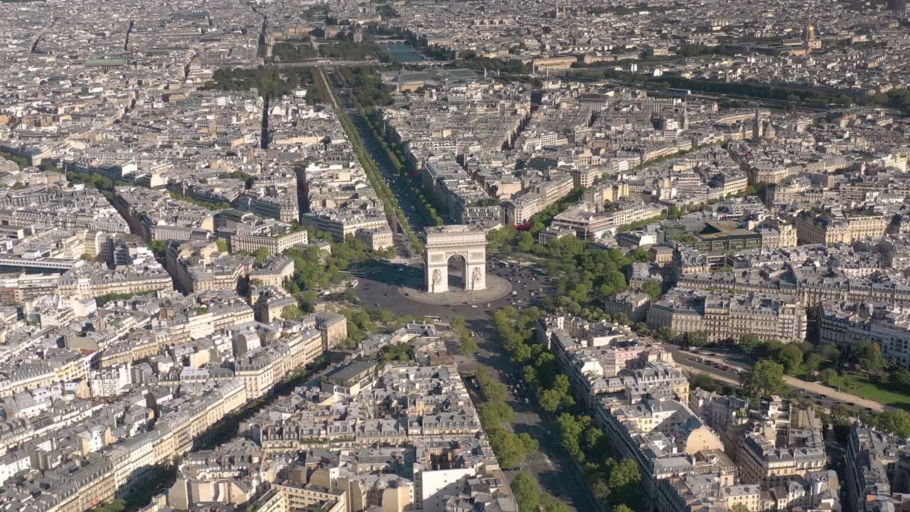 noche soleada vuelo de la ciudad de parís sobre el famoso arco tráfico calle plaza panorama aéreo 4k francia