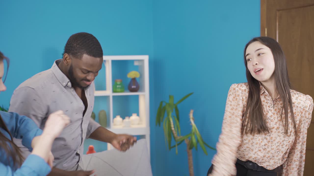 el entretenimiento de los estudiantes universitarios en casa es el baile. grupo multiétnico.