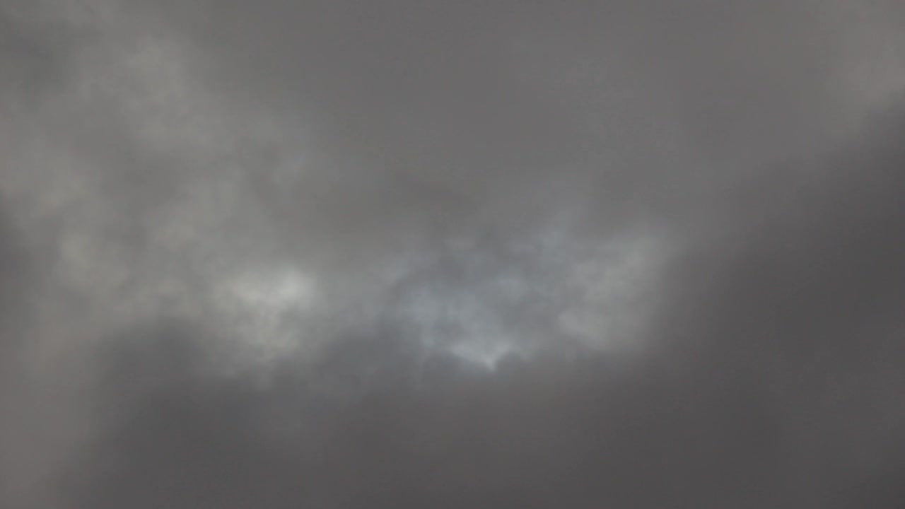 어두운 구름 영상 뒤에 태양