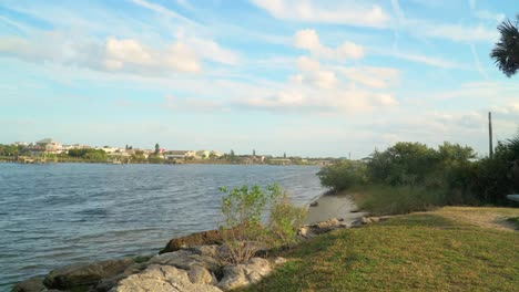 Wolken-Bewegen-Sich-über-Den-Halifax-River-Am-Ponce-Point-In-Der-Nähe-Von-Port-Orange-Florida